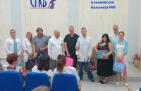 Первичная профсоюзная организация ГБУЗ СО СГКБ 8 подготовили и вручили сегодня на торжественной планерке всем сотрудникам, чьи дети идут в этом году в 1-й класс, подарочные наборы.