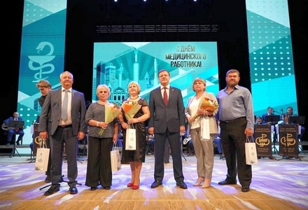 Дмитрий Азаров вручил медикам награды