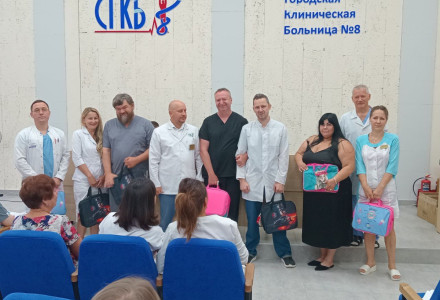 Первичная профсоюзная организация ГБУЗ СО СГКБ 8 подготовили и вручили сегодня на торжественной планерке всем сотрудникам, чьи дети идут в этом году в 1-й класс, подарочные наборы.