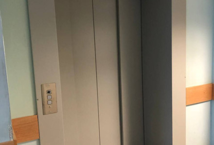 Во взрослом поликлиническом отделении ГБУЗ СО СГКБ№8, расположенном по адресу ул. Нагорная, 130, было установлено новое лифтовое оборудование.